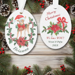 Ornamento Poinsettia Wreath Deer Fawn Crianças Natal<br><div class="desc">Aqui está um adorável ornamento de Feriado para um avô ou pai dar a uma criança, especialmente a uma garotinha. A frente do ornamento tem um adorável vestido de veado vestindo um chapéu de Papai Noel vermelho e branco e um arco vermelho. A madrugada fica atrás de uma bonito poinsettia...</div>