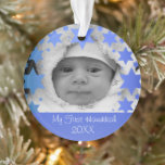 Ornamento Primeiro Hanukkah personalizado<br><div class="desc">Hanukkah feliz! A estrela de David e Menorah projetam o ornamento de Hanukkah com ano,  nome do bebê,  data de nascimento,  e a foto personalizados. A maneira perfeita de comemorar um pacote novo do primeiro feriado da alegria! Faz um grande presente!</div>