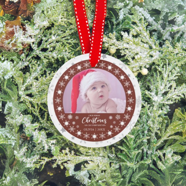 Ornamento Primeiro Natal Avós 2-Foto Lembrança (Our first christmas as grandparents baby ornament 2-photo)