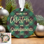 Ornamento Primeiro Natal Avós Green Tartan Foto<br><div class="desc">***** Não se esqueça de carregar sua foto favorita no verso. Se você não precisa da colocação de fotos, você pode removê-la usando a ferramenta design ***** Celebre seu Primeiro Natal como Avós com este Ornamento de Fotos de Xadrez Verde Clássica. Adicionando uma foto e um texto favoritos a esta...</div>