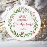 Ornamento Primeiro Natal como Foto do Bebê Personalizada par<br><div class="desc">Esta design apresenta uma coroa aquática de natal em volta das palavras "Nosso Natal de 1rua como Avós" e o ano em tipografia vermelha e manuscrita. Personalize o reverso com uma foto favorita do seu novo neto,  cercada pela mesma coroa.</div>