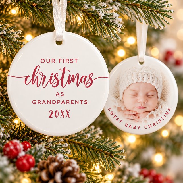 Ornamento Primeiro Natal dos Avós Foto em Script Vermelho (Grandparents First Christmas Red Script Photo Ornament)