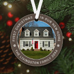 Ornamento Primeiro Natal em Nossa Nova Foto Personalizada Ca<br><div class="desc">Personalize este enfeite moderno e elegante do "Primeiro Natal em Nossa Nova Casa" com uma foto da sua casa, do seu sobrenome ou da sua família, e do ano em que foi comprado. A cor de fundo marrom-escuro elegante pode ser modificada) e o texto branco em forma redonda e os...</div>