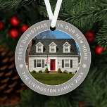 Ornamento Primeiro Natal em Nossa Nova Foto Personalizada da<br><div class="desc">Personalize este enfeite moderno e elegante do "Primeiro Natal em Nossa Nova Casa" com uma foto da sua casa, do seu sobrenome ou da sua família, e do ano em que foi comprado. A cor de fundo da cinza de pewter elegante pode ser modificada) e o texto branco em forma...</div>