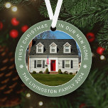 Ornamento Primeiro Natal em nossa nova imagem personalizada<br><div class="desc">Personalize este enfeite moderno e elegante do "Primeiro Natal em Nossa Nova Casa" com uma foto da sua casa, do seu sobrenome ou da sua família, e do ano em que foi comprado. A cor verde de fundo do sábio elegante pode ser modificada) e o texto branco em forma redonda...</div>