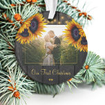 Ornamento Primeiro Natal, o Sr. e a Sra. Rústica.<br><div class="desc">Foto de casamento de recém-casados russos Primeiro Natal como Sr. e Sra. personalizaram o ornamento de árvore com buquês de girassol de ouro amarelo sobre uma madeira castanha escura com luzes de cordas. Fácil de personalizar com seus nomes, texto e foto! Pode ser um presente de manutenção bonito para um...</div>