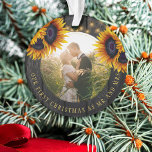 Ornamento Primeiro Natal, o Sr. e a Sra. Sunflower. Foto rus<br><div class="desc">Foto de casamento da Rússia recém-casados Primeiro Natal como Sr. e Sra. personalizaram o ornamento de árvore com buquês de girassol de ouro amarelo sobre uma madeira castanha escura com cordas de luz cintilante. Fácil de personalizar com seus nomes, texto e foto! Pode ser um presente de manutenção bonito para...</div>