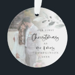 Ornamento Primeiro Script de Nome de Foto de Natal Casado<br><div class="desc">Primeiro Roteiro do Ano da Foto do Natal Casado Um enfoque romântico para celebrar a época especial do seu primeiro Natal como Sr. e Sra. e lembrança nas próximas férias. A tipografia para o Natal e o Sr. e a Sra. estão em uma escrita moderna e o resto do texto...</div>