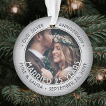 Ornamento Qualquer Aniversário de Casamento de 25 de Silver<br><div class="desc">Celebre um feliz aniversário de 25 casamento com um personalizado 2 fotos "Casado 25 Anos", falso, com Enfeites de natal de acrílico redondo assado prateado. Todo texto e imagens neste modelo são simples de personalizar e podem ser diferentes ou iguais em frente e atrás. (DICAS DE IMAGEM e DESIGN DE...</div>