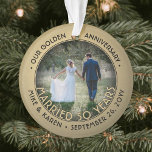 Ornamento Qualquer Texto 2 Foto do Ouro 50º Aniversário de C<br><div class="desc">Comemore um ouro alegre 50º aniversário de casamento com um Enfeites de natal personalizado de 2 fotos "Casado 50 Anos" preto e branco em ouro. Todo texto e imagens neste modelo são simples de personalizar e podem ser diferentes ou iguais em frente e atrás. (DICAS DE IMAGEM e DESIGN DE...</div>