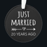 Ornamento Recem casados 20 Anos Atrás I<br><div class="desc">Design bonito, perfeito para qualquer um que está casado há 20 anos e para uma cerimônia de renovação do voto de casamento. Ele faz um excelente combinando roupa para casais! recem casados 20 Anos Atrás, citação de um casal que se casou há 20 anos ou casal renovando votos de casamento...</div>