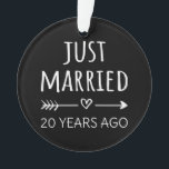 Ornamento Recem casados 20 Anos Atrás I<br><div class="desc">Design bonito, perfeito para qualquer um que está casado há 20 anos e para uma cerimônia de renovação do voto de casamento. Ele faz um excelente combinando roupa para casais! recem casados 20 Anos Atrás, citação de um casal que se casou há 20 anos ou casal renovando votos de casamento...</div>