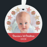 Ornamento Red First Christmas Baby Photo Gingerbird Boy<br><div class="desc">"Primeiro Natal." Sua foto personalizada do novo bebê, juntamente com a tipografia brincalhona de guião branca em uma banda vermelha de caçador, o ajuda a lançar no Natal e Ano Novo. No verso, um menino giro, rodeado por um círculo de biscoitos em um fundo branco. Sinta o calor e a...</div>