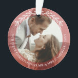Ornamento Red Greenery 1rua Natal Sr. ª Wedding Foto<br><div class="desc">Enfeites de natal redondo romântico para recém-casados personalizados com uma foto de casamento em ambos os lados com uma fronteira vermelha transparente decorada com uma simples metade de verde e seu texto personalizado. Romântico no primeiro Natal, como o Sr. e Sra. Ornament personalizaram com suas fotos de casamento, nomes e...</div>