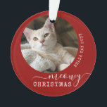 Ornamento Red Pet Personalized Photo Name Meowy Christmas<br><div class="desc">Um modelo de ornamento de fotos de gatos criativo e único em cores de Natal brancas e vermelhas com "Meowy Christmas" e nome de animais de estimação personalizado, ano e espaço para duas fotos. A frente apresenta um abstrato criativo e um design único, fora do centro, e um fundo vermelho...</div>