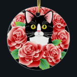 Ornamento redondo do gatinho cor-de-rosa bonito do<br><div class="desc">Os gatos do smoking são um favorito constante! Este doce Tuxie é cercado pelas rosas vermelhas bonitas - pretas e vermelhas, uma combinação clássica. Você pode deixar o texto como é, o remova, ou o personalize facilmente com seu próprio nome. Faria um presente perfeito para um proprietário elegante do gato!...</div>