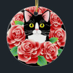 Ornamento redondo do gatinho cor-de-rosa bonito do<br><div class="desc">Os gatos do smoking são um favorito constante! Este doce Tuxie é cercado pelas rosas vermelhas bonitas - pretas e vermelhas, uma combinação clássica. Você pode deixar o texto como é, o remova, ou o personalize facilmente com seu próprio nome. Faria um presente perfeito para um proprietário elegante do gato!...</div>