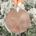 Ornamento Rosa Metálico - Largura Dourada Personalizada<br><div class="desc">Personalize facilmente este rosa dourado com metal escovado e um ornamento brilhante com padrão de brilho glamouroso com seu próprio nome personalizado.</div>