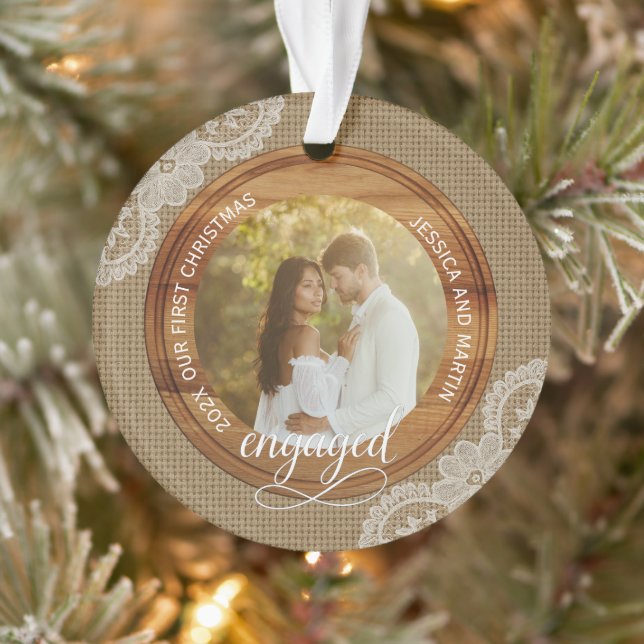 Ornamento Rustic Burlap and Lace First Christmas engaged (Árvore)
