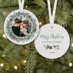 Ornamento Rustic Winter Greenery Wreath White Wood Foto<br><div class="desc">O elegante design de decoração de fotos redondas do "Feliz Natal" em acrílico apresenta um fundo de madeira branca rústico em forma de chic, com uma coroa de água de inverno verde, moldando o quadro familiar. Personalize a formulação moderna e na moda verde e cinza de carvão com a sua...</div>