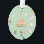 Ornamento Sand Castle Beach House Personalizável<br><div class="desc">Um feriado de verão para se lembrar! Adicione seu texto atrás para um presente verdadeiramente pessoal.</div>