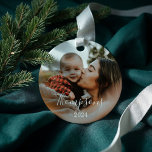 Ornamento Script e Ano Personalizado de Foto da Família Míni<br><div class="desc">Foto simples,  mínima e moderna da família com sobreposição de nome da família em script branco.</div>