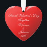 Ornamento Segundo Dia de os namorados Juntos Nomes Vermelho<br><div class="desc">Impresso com modelos monogramas e modelo de ano em fundo romântico vermelho para casais celebrando juntos o segundo Dia de os namorados. Faz um belo presente de Dia de os namorados para ele ou para ela.</div>