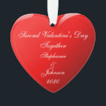 Ornamento Segundo Dia de os namorados Juntos Nomes Vermelho<br><div class="desc">Impresso com modelos monogramas e modelo de ano em fundo romântico vermelho para casais celebrando juntos o segundo Dia de os namorados. Faz um belo presente de Dia de os namorados para ele ou para ela.</div>