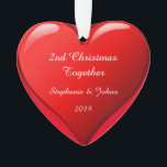 Ornamento Segundo do Natal vermelho bonito do coração 2019<br><div class="desc">Projetado para o Natal 2019,  isto é projetado com design vermelho romântico bonito do coração no fundo vermelho contínuo e modelos personalizados do texto para dar entrada com seus nomes. Presente romântico perfeito para o casal que comemora seu ò Natal junto.</div>