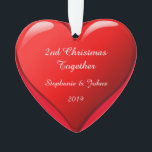 Ornamento Segundo do Natal vermelho bonito do coração 2019<br><div class="desc">Projetado para o Natal 2019,  isto é projetado com design vermelho romântico bonito do coração no fundo vermelho contínuo e modelos personalizados do texto para dar entrada com seus nomes. Presente romântico perfeito para o casal que comemora seu ò Natal junto.</div>