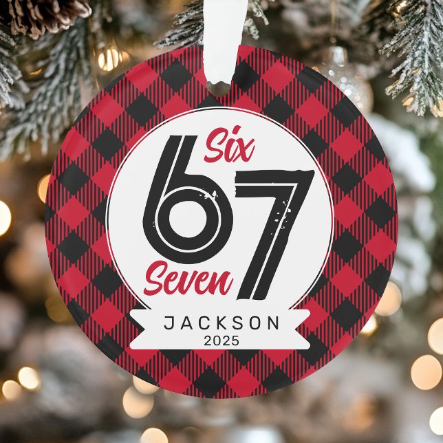 Ornamento Seis Sete Meme Xadrez Vermelho e Preto Natal (Six Seven Meme Red and Black Plaid Christmas Ornament)