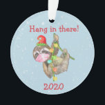 Ornamento Sloth Hang in This Christmas Face Mask 2020<br><div class="desc">Este design foi criado através da arte digital. Pode ser personalizado na área fornecer ou personalizar escolhendo o clique para personalizar mais opções e alterando o nome, as iniciais ou as palavras. Você também pode alterar a cor e o estilo do texto ou excluir o texto de um design de...</div>