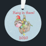 Ornamento Sloth Hang in This Christmas Face Mask 2020<br><div class="desc">Este design foi criado através da arte digital. Pode ser personalizado na área fornecer ou personalizar escolhendo o clique para personalizar mais opções e alterando o nome, as iniciais ou as palavras. Você também pode alterar a cor e o estilo do texto ou excluir o texto de um design de...</div>