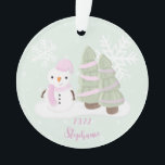 Ornamento Snowman Christmas<br><div class="desc">O Natal de Snowman Comemora o aniversário de inverno do seu filho com este bonitinho e bonitão a vestir um chapéu e lenço cor-de-rosa pastel. Este tema é ideal para o seu pequeno aniversário de inverno ou para a festa de Natal da criança. O design é completamente personalizável. Veja o...</div>