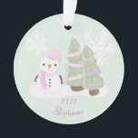 Ornamento Snowman Christmas<br><div class="desc">O Natal de Snowman Comemora o aniversário de inverno do seu filho com este bonitinho e bonitão a vestir um chapéu e lenço cor-de-rosa pastel. Este tema é ideal para o seu pequeno aniversário de inverno ou para a festa de Natal da criança. O design é completamente personalizável. Veja o...</div>