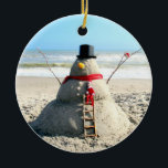 Ornamento Snowman da Flórida<br><div class="desc">Homem de neve nas costas, mulher de neve nas costas — ou devo dizer um homem de areia e mulher de areia — porque não temos neve aqui... deixem-me dizer-vos que encher areia é tão duro como empurrar neve - mas pelo menos para nós é uma escolha e não uma...</div>