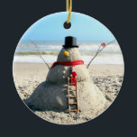 Ornamento Snowman da Flórida<br><div class="desc">Homem de neve nas costas, mulher de neve nas costas — ou devo dizer um homem de areia e mulher de areia — porque não temos neve aqui... deixem-me dizer-vos que encher areia é tão duro como empurrar neve - mas pelo menos para nós é uma escolha e não uma...</div>