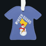 Ornamento Snowman Winter Guarda Metal Ornament<br><div class="desc">O texto da Guarda de inverno com um boneco de neve segurando uma bandeira e vestindo um cachecol com bandeiras é uma design humorística para guarda de cores e membros da guarda de inverno nos aniversários e feriados</div>