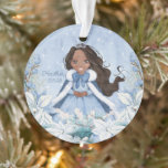 Ornamento Snowy Winter African American Princess<br><div class="desc">Este adorável ornamento princesa de inverno de neve apresenta uma bela jovem princesa africana americana com cabelo preto vestindo um vestido azul e branco com floco de neve e capa quente com pelo. A princesa está cercada por poinsettias. Você pode personalizar com o nome da princesa especial e o ano!...</div>