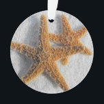 Ornamento Starfish no Casamento de Sand Beach<br><div class="desc">Linda imagem de dois estrelas-do-mar ouro marrom na areia branca. Convide para sua praia,  oceano ou mar tropical submarino,  festa temerária ou evento especial para ela ou para qualquer pessoa. Criaturas intrigantes e do mar rico com características únicas de exoesqueleto.</div>