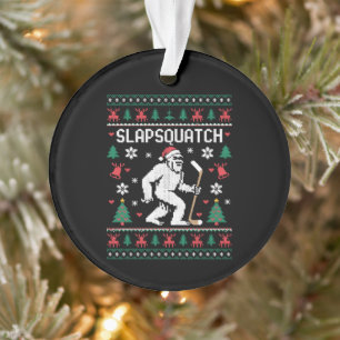 Ornamento Suéter Feio de Natal de Hockey do Pé Grande Slapsq