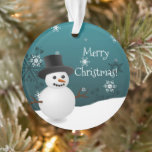 Ornamento Teal Snowman Winter ScenEnfeites de natal<br><div class="desc">Adicione um toque balbucioso à sua árvore de Natal com um Teal Snowman Winter Scene Ornament. O design de ornamento apresenta um feliz boneco de neve em uma cena de ventos de neve contra um fundo teal adornado com flocos de neve de cor correspondente. Itens adicionais de presentes e feriados...</div>