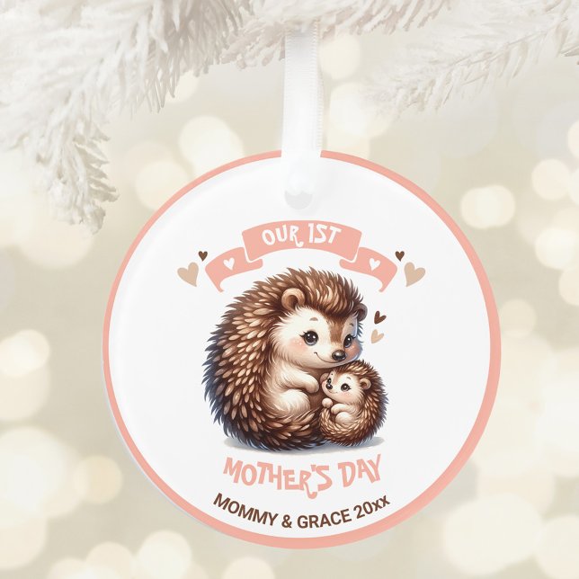 Ornamento Texto do Nome Personalizado do Primeiro Dia de as  (First Mother's Day Cute Hedgehog Custom Name Text Ornament)
