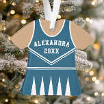 Ornamento Uniforme de Cheerleader Personalizado<br><div class="desc">Celebre seu espírito de cheerleader com este ornamento uniforme,  azul e branco,  marinho personalizado. Perfeito para comemorar uma estação especial,  equipe ou realização individual. Personalize-o com um nome e ano para criar uma manutenção exclusiva.</div>