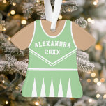 Ornamento Uniforme de Cheerleader Verde de Casa Personalizad<br><div class="desc">Celebre seu espírito de cheerleader com este ornamento uniforme,  verde e branco,  da casa da moeda. Perfeito para comemorar uma estação especial,  equipe ou realização individual. Personalize-o com um nome e ano para criar uma manutenção exclusiva.</div>