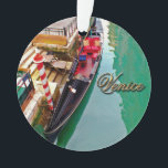 Ornamento Veneza, Italia (IT) - duas gôndola coloridas<br><div class="desc">As características coloridas deste ornamento em ambos os lados duas gôndola pretas pitorescas com lugares vazios amarraram até a doca, esperando pacificamente para turistas em Veneza, Italia. Se você gostaria de pedir seu ornamento sem o texto caligráfico mostrado aqui com a imprensa de "Veneza" apenas a relação "clique para personalizar...</div>