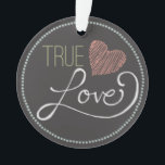 Ornamento Verdadeiro Decorativo Cardíaco Chalkboard<br><div class="desc">Um design de quadro decorativo com um coração vermelho e as palavras Verdadeiro Amor em uma letra de rico.</div>