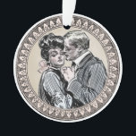Ornamento Vintage Romance Casal: Antigos Rosas Apaixonados G<br><div class="desc">Capturar o charme suave de uma era passada com este design de Casal Vintage Romance. Uma ilustração antiga lindamente feita de um casal amoroso, reminiscente da popular era Gibson Girl, é enquadrada centralmente por uma elegante fronteira ornamentado. Rosas enxutos, românticos e delicadas cinzas florais em tons de rosa e vermelho...</div>