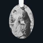 Ornamento Vintage romântica amante em um barco<br><div class="desc">Na moda, imagem de dois tons de amantes em um píer pisando em uma gondola. Um homem com bigode está segurando as mãos de uma mulher e confessando seu amor a ela pelo luar. Ambos estão vestidos na moda dos anos 90. Limpo para decorar qualquer item de forma na moda...</div>