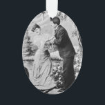 Ornamento Vintage romântica amante em um barco<br><div class="desc">Na moda, imagem de dois tons de amantes em um píer pisando em uma gondola. Um homem com bigode está segurando as mãos de uma mulher e confessando seu amor a ela pelo luar. Ambos estão vestidos na moda dos anos 90. Limpo para decorar qualquer item de forma na moda...</div>